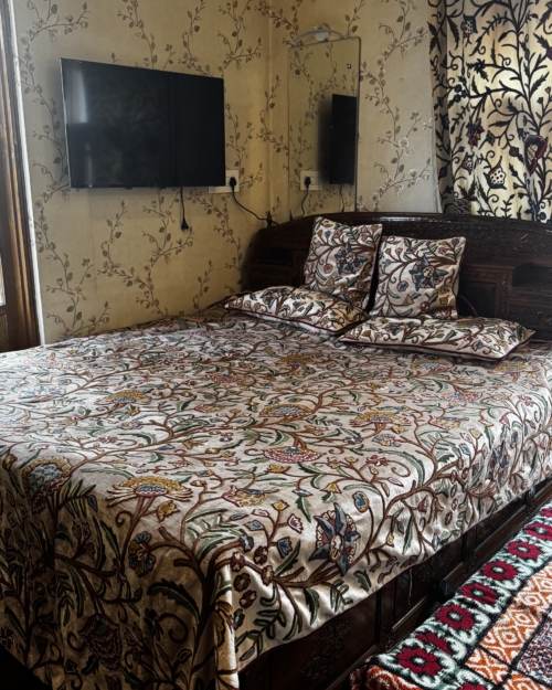 Crewel bed cover