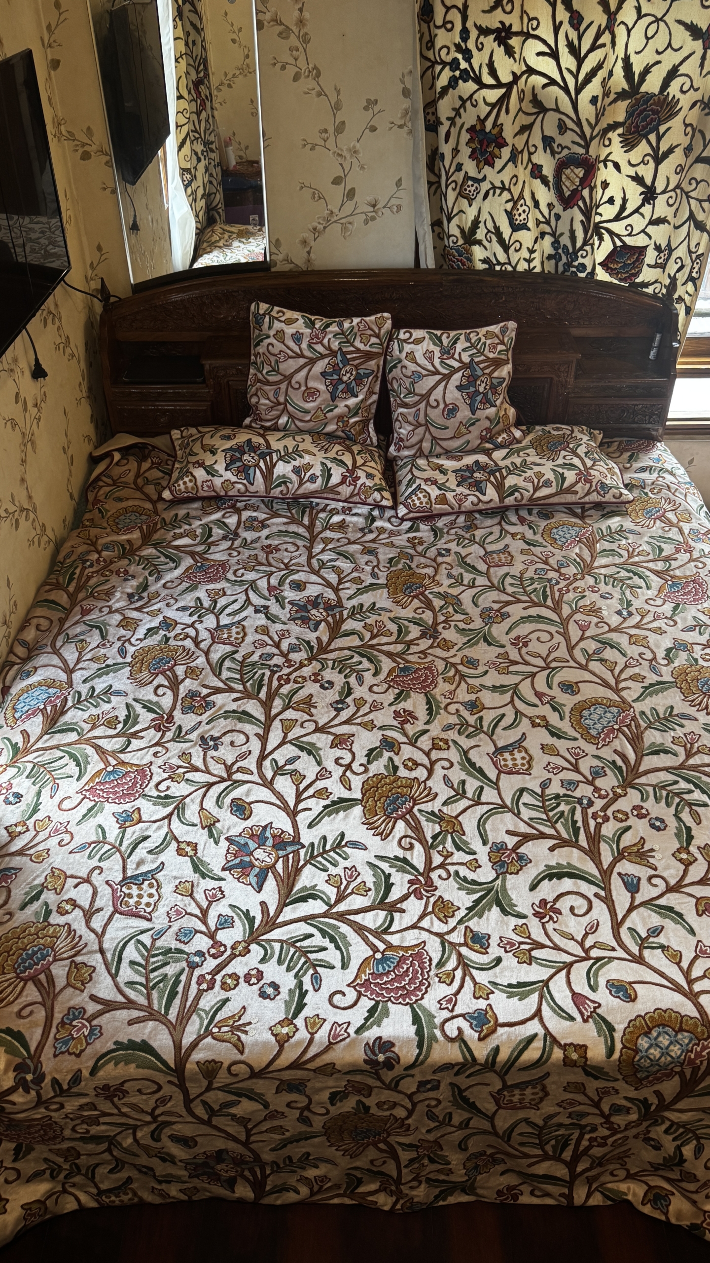 Crewel bed cover - Image 3